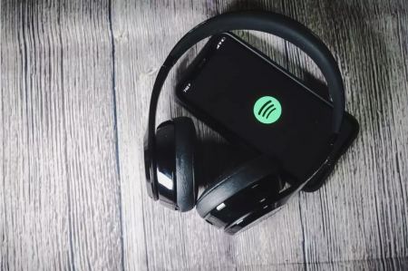 Το Spotify δίνει χώρο στα τραγούδια που φτιάχνονται με Τεχνητή Νοημοσύνη