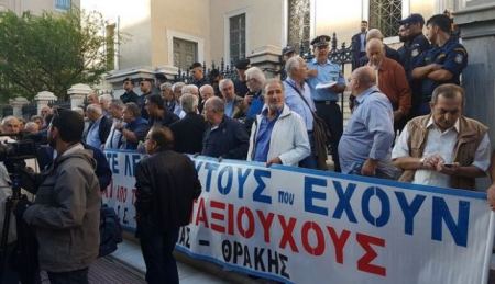 Συγκέντρωση διαμαρτυρίας από τους συνταξιούχους στην πλατεία Άμφισσας