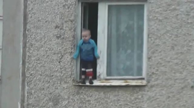 Μωρό περπατά έξω από το παράθυρο στον 8ο όροφο - ΒΙΝΤΕΟ