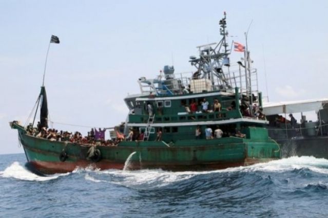 Άγρια σφαγή σε πλοίο μεταναστών – Περισσότεροι από 100 νεκροί ανοιχτά της Ινδονησίας (VIDEO &amp; ΦΩΤΟ)