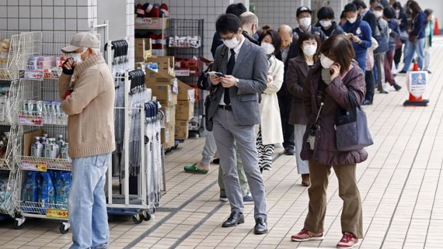 Κορωνοϊος: Ρεκόρ κρουσμάτων στο Τόκυο - Σε νευρική κρίση οι Ιάπωνες αδειάζουν τα σούπερ μάρκετ