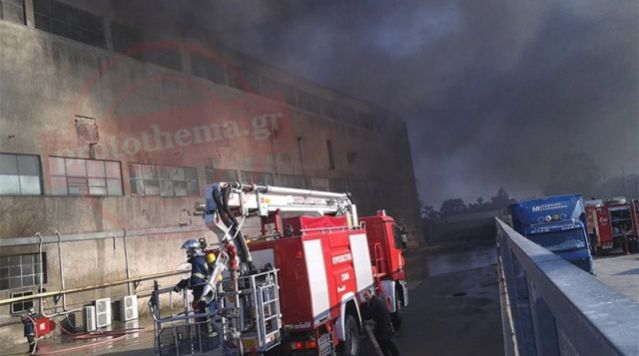 Μεγάλη φωτιά στο εργοστάσιο της Softex στην Ιερά Οδό