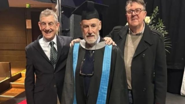 Φοιτητής ετών 95: Συνταξιούχος κατάφερε να πάρει το πτυχίο του και έγινε ο γηραιότερος απόφοιτος
