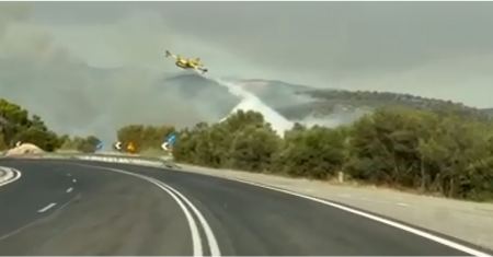 Βίντεο: Μάχη με τις φλόγες από 22 Canadair και ελικόπτερα στη Μάνδρα πριν πέσει η νύχτα