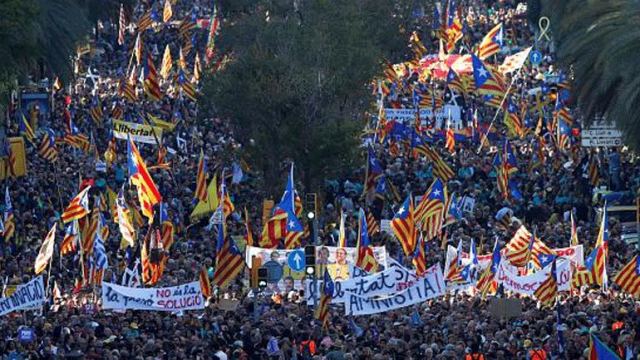 Ισπανία: Εκατοντάδες χιλιάδες υπέρμαχοι της ανεξαρτησίας της Καταλονίας στους δρόμους της Βαρκελώνης