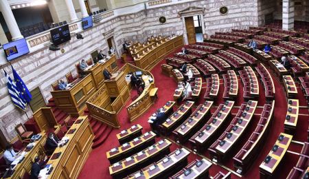 Η ώρα της κρίσης στη Βουλή για την τροπολογία που μπλοκάρει την είσοδο του κόμματος Κασιδιάρη