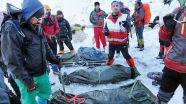 Ιράν: Οι πρώτες εικόνες από τα συντρίμια του αεροσκάφους στα χιόνια