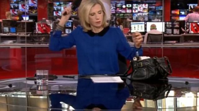 Βίντεο: Παρουσιάστρια του BBC χτενίζεται on air