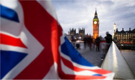 Politico: Σκάνδαλο στο Λονδίνο - Βουλευτές πήγαιναν σε αποστολές αλλά έκαναν σεξοτουρισμό