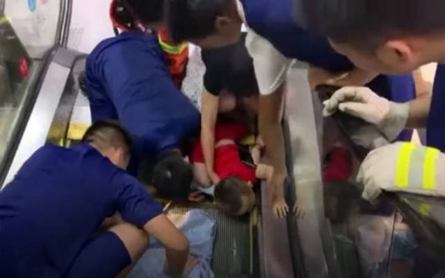 Σοκαριστική διάσωση 2χρονου που το χέρι του πιάστηκε στις κυλιόμενες σκάλες