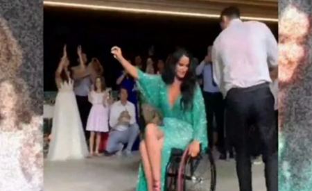 Κουφονήσια: Χόρεψε μπάλο στον γάμο του αδερφού της από το αναπηρικό αμαξίδιο και αποθεώθηκε