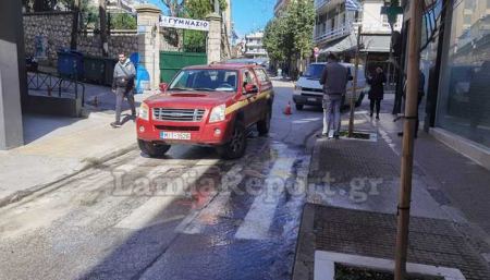 Λαμία: Έσπασε αγωγός νερού σε κεντρικό δρόμο (ΒΙΝΤΕΟ)