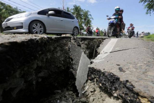 Σεισμός 6,5 Ρίχτερ στην Ινδονησία- Τουλάχιστον 92 οι νεκροί [pics&amp;vids]
