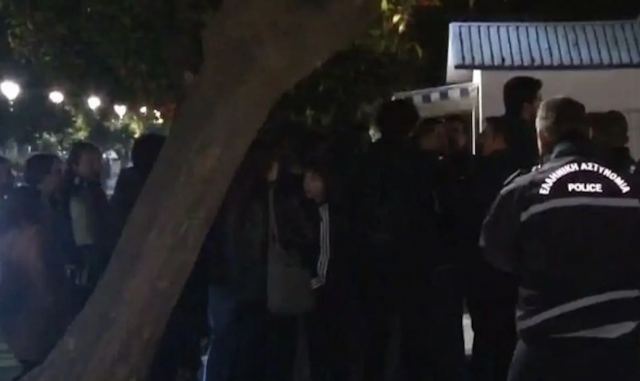 Ομάδα φοιτητών έφτασε έξω από το Μέγαρο Μαξίμου – Ένταση με την αστυνομία