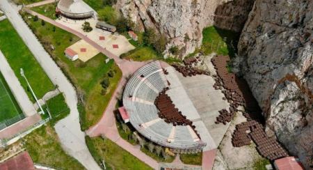 Τα θέατρα Βράχων, Βύρωνα και Υμηττού, αποδίδονται οριστικά στους πολίτες