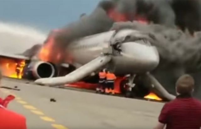 Βίντεο- σοκ με τον συγκυβερνήτη να εγκαταλείπει το φλεγόμενο πιλοτήριο