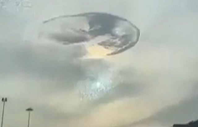 Μυστηριώδης τρύπα εμφανίστηκε στον ουρανό του Άμπου Ντάμπι