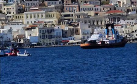 Σύρος: Αναφορές για εντοπισμό σορού παιδιού στο λιμάνι της Ερμούπολης - Έχουν σταματήσει τα δρομολόγια πλοίων