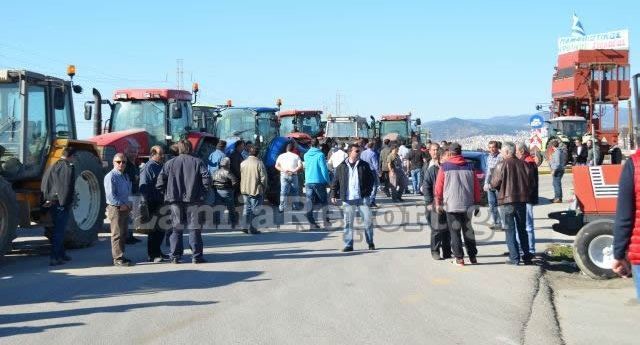 ΤΩΡΑ: Έκλεισαν την εθνική οδό έξω από τη Λαμία οι αγρότες