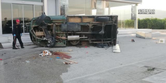 Ένας νεκρός σε τροχαίο - Εκσφενδονίστηκε από το φορτηγάκι [pics]