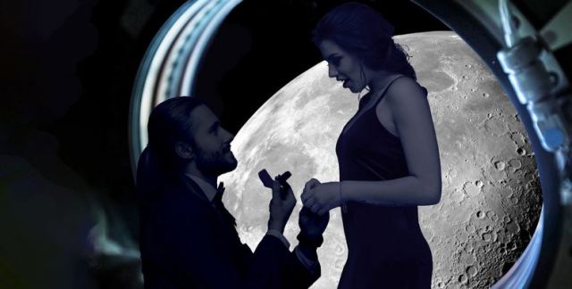 Πρόταση γάμου σε πτήση πάνω από τη Σελήνη…