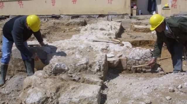 Απίθανη ανακάλυψη: Αρχαίο φέρετρο βρέθηκε ατόφιο στο Δέλτα Φαλήρου!