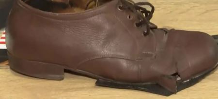 Μια ιστορία - «γροθιά στο στομάχι»: Συνταξιούχος φοράει παπούτσια 20ετίας που έχουν τρυπήσει