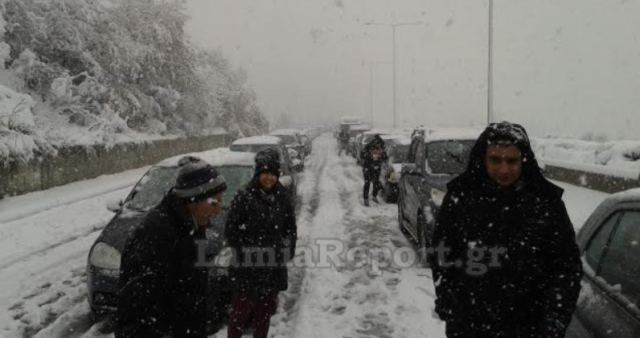 Νέες ΦΩΤΟ - Χάος στην εθνική οδό - Εγκλωβισμένοι στο χιονιά - Ουρές χιλιομέτρων