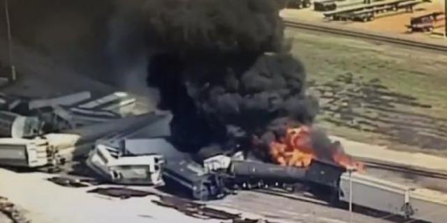 ΗΠΑ: Εκτροχιάστηκε τρένο και τυλίχθηκε στις φλόγες - Βίντεο σοκ