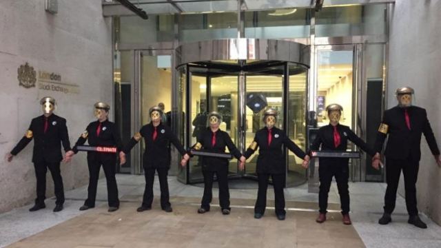 Διαδηλωτές της περιβαλλοντικής οργάνωσης Extinction Rebellion απέκλεισαν το Χρηματιστήριο του Λονδίνου