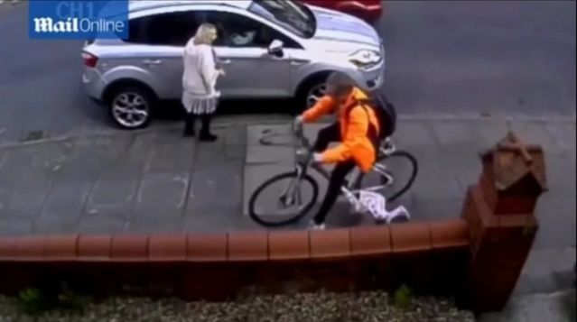 Βίντεο: Ποδηλάτης χτύπησε και έσερνε 3χρονη για 3,5 μέτρα