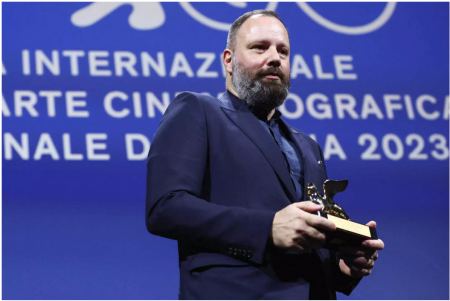 Ο Γιώργος Λάνθιμος κέρδισε το Χρυσό Λέοντα στο Φεστιβάλ Βενετίας για το «Poor Things»