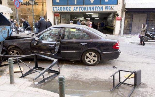Η στιγμή που αυτοκίνητο πέφτει σε πεζούς και τραπέζια στο κέντρο της Θεσσαλονίκης