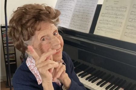Η 108χρονη Colette Maze είναι η γηραιότερη πιανίστρια που κυκλοφορεί το δικό της άλμπουμ