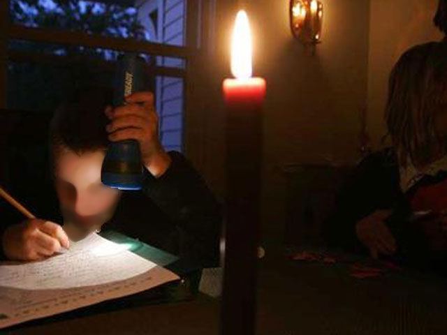 Κινητοποίηση για τον 15χρονο που υποσιτίζεται και διαβάζει με κεριά