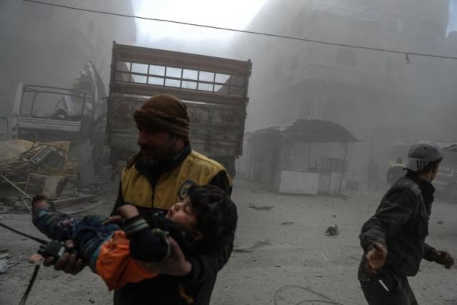 Συρία: Σκληρές εικόνες από βομβαρδισμούς – 26 νεκροί, εκ των οποίων 17 παιδιά
