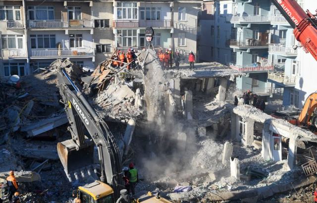 Σεισμός στην Τουρκία: Στους 39 οι νεκροί, αναζητούν δύο εγκλωβισμένους στα ερείπια κτιρίου
