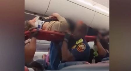 Η πτήση του τρόμου: Έβγαζαν επιβάτες από το αεροσκάφος με φορεία μετά από σοβαρές αναταράξεις