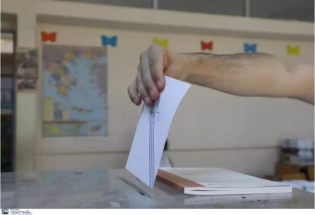 Δημοσκόπηση Pulse: Στο 6,5% η διαφορά ΝΔ και ΣΥΡΙΖΑ – Ποιο κόμμα προτιμούν οι αναποφάσιστοι και η κατανομή των εδρών