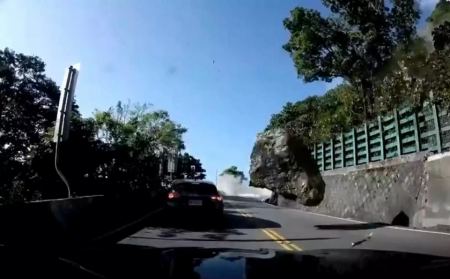 Βράχος πέφτει πάνω σε αυτοκίνητο την ώρα του μεγάλου σεισμού στην Ταϊβάν - Σοκαριστικό βίντεο