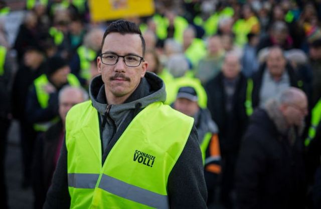 Ο 26χρονος Έλληνας – ηγέτης των «Κίτρινων Γιλέκων» στη Γερμανία