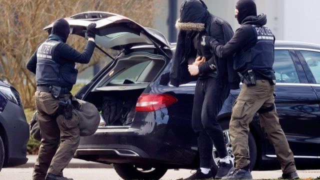 Γερμανία: Εντολή κράτησης εκδόθηκε για 12 υπόπτους, οι οποίοι είχαν συλληφθεί την Παρασκευή για συμμετοχή σε ακροδεξιό σχέδιο επιθέσεων