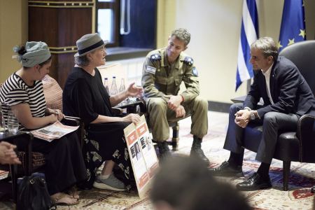 Ο Κυριάκος Μητσοτάκης συνάντησε στο Ισραήλ συγγενείς ομήρων που απήχθησαν από τη Χαμάς