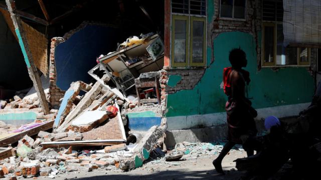 Ινδονησία: Τουλάχιστον 98 οι νεκροί από τον ισχυρό σεισμό
