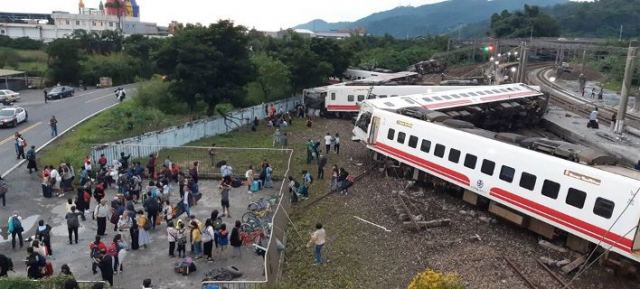 Τρένο εκτροχιάστηκε στην Ταϊβάν -17 νεκροί, δεκάδες τραυματίες [εικόνες]