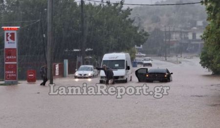 Λαμία: Πλημμύρισε ο δρόμος για το Νοσοκομείο - Κόλλησαν αυτοκίνητα (ΒΙΝΤΕΟ)