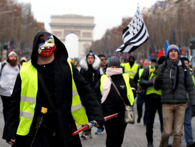 Κίτρινα γιλέκα: “Αστακός” το Παρίσι για τις διαδηλώσεις – 8.000 αστυνομικοί στους δρόμους