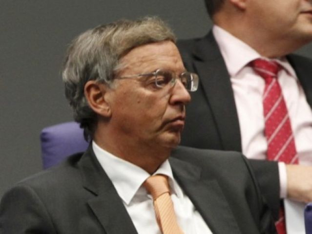 Παραιτείται ο Πρόεδρος της Επιτροπής Εσωτερικών Υποθέσεων της Bundestag, διαμαρτυρόμενος για την πολιτική διάσωσης της Ελλάδας