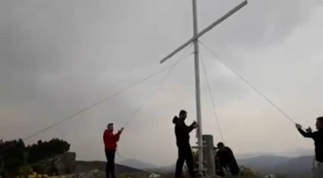 Σταυρός έξι μέτρων στήθηκε σε βουνό των Φαρσάλων (ΦΩΤΟ)