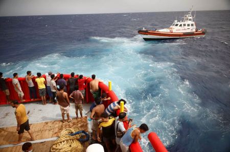 Το πλοίο – ασθενοφόρο Ocean Viking διέσωσε 500 μετανάστες σε 11 επιχειρήσεις στα ανοιχτά της Λαμπεντούζα